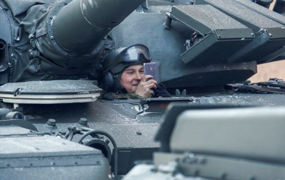 В парада участваше и легендарният танк Т-34, изиграл ключова роля в победата над нацистите и смятан в Русия за символ на смелостта и страданието на нацията по време на войната.