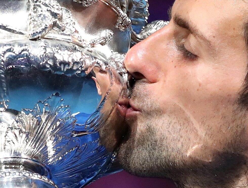 <a href="https://www.dnevnik.bg/sport/2019/01/27/3381127_djokovich_iznese_lekciia_na_nadal_i_specheli_rekordna/?ref=home_main_news" target="_blank">Световният №1 Новак Джокович изигра един от най-силните си мачове срещу Рафаел Надал и спечели Australian Open за рекорден седми път. </a>Сърбинът даде само осем гейма на най-големия си съперник на корта и спечели с 6:3, 6:2, 6:3 за 2.04 часа.