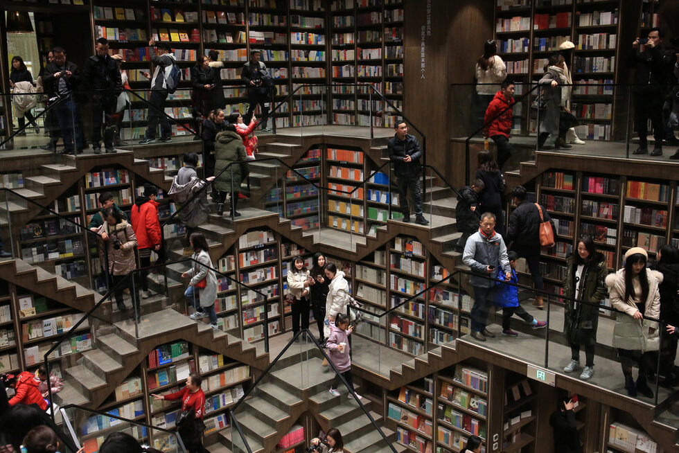 Кадър от откритата днес нова книжарница в град Чунцин, Китай.
