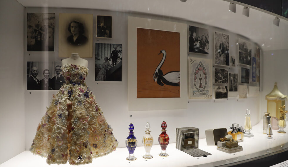 На снимката: Флакон на парфюма Miss Dior от 1947 г.