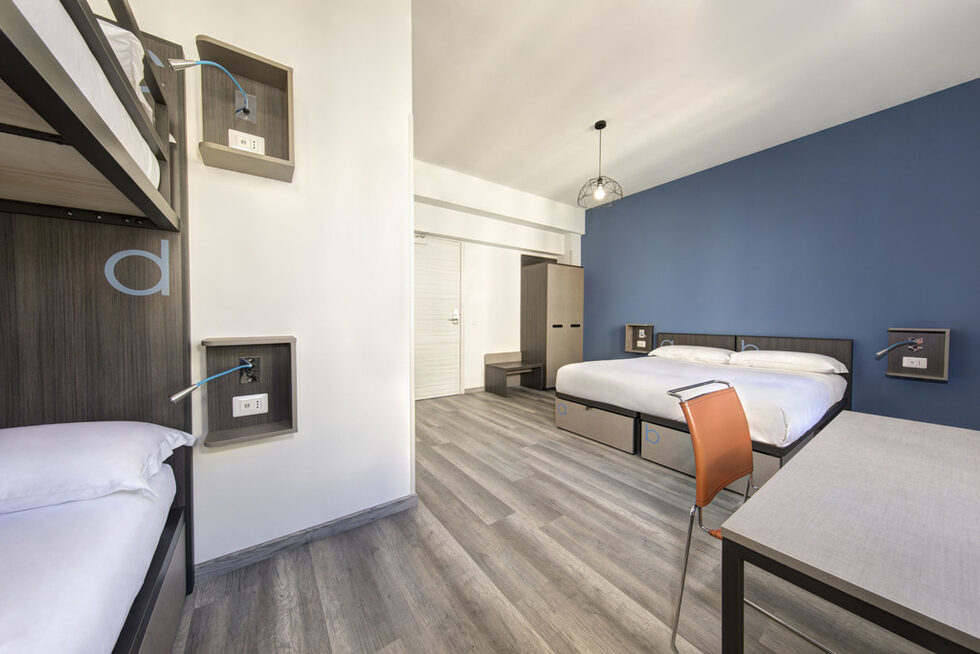 Призът за "най-добър голям хостел" печели The Romehello Hostel в Рим. Уникалното за него е, че залага на артистичното, а на сайта си се рекламира като "единственият хостел на уличното изкуство в града" - общите пространства са запълнени с графити. Друго удобство, което се предлага е, че храната за закуска се сервира опакована и може да се консумира навсякъде.На снимката: The Romehello Hostel
