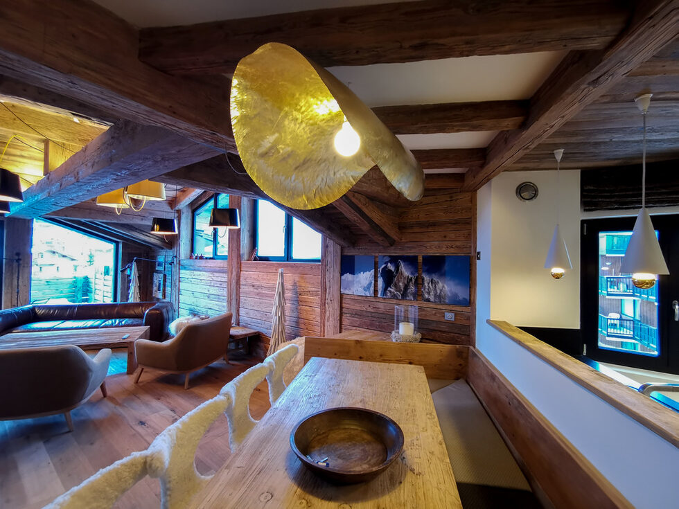 Шале (chalet) обикновено наричат хижа или малка къща в Алпите, която може да бъде наета за ски сезона. Но през годините това се е превърнало в стандарт в алпийския туризъм, който се предлага и под формата на цял етаж в сгради в центъра на курорт. Наемите варират - и то значително - според пиковете около Коледа или зимната ваканция на децата, но са по няколко хиляди евро за седмица. За повечето българи изглежда стряскащо, но това е цена за няколко спални и общи помещения и кухня за десетина души, т.е. на човек може да излезе по 80-90 евро, а това е понякога е по-добре от хотел. Предлагаме ви разходка из един такъв шале-апартамент в центъра на френскя курорт Вал Д'Изер благодарение домакинството на организацията <a href="http://www.atout-france.fr/" target="_blank">Atout France</a> и <a href="https://www.valdisere.com/en/fiche/office-du-tourisme-2/" target="_blank">Val d'Isere Office de Tourisme</a>.