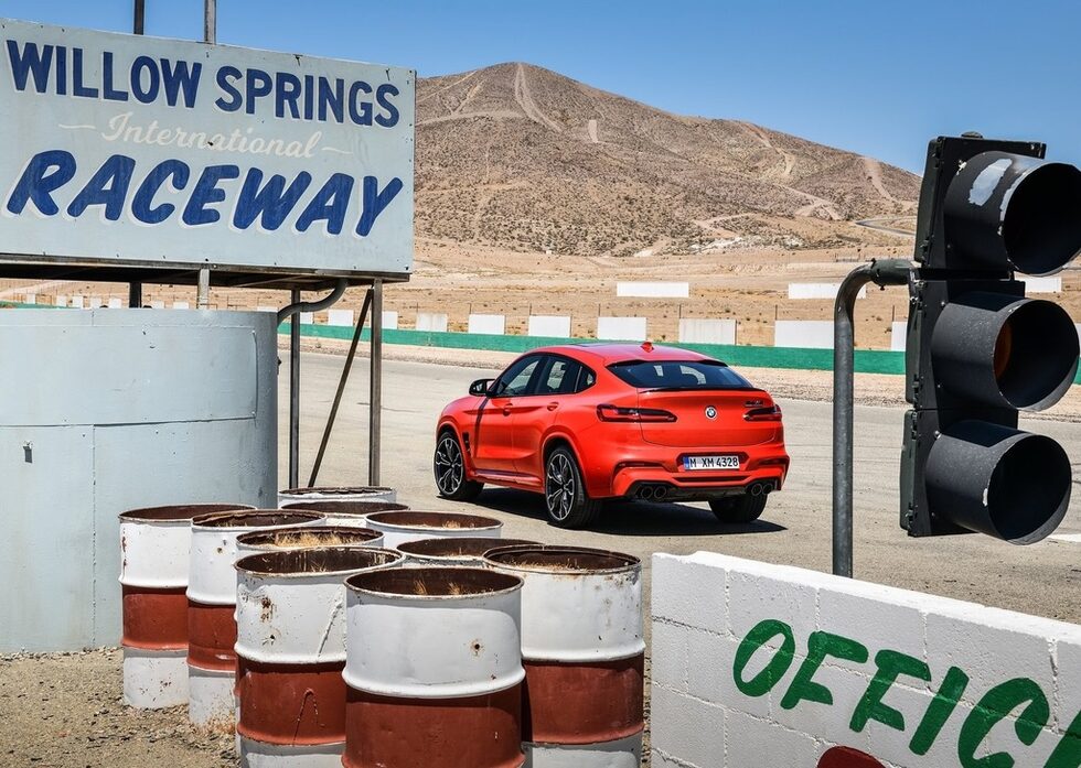 БМВ X3 M и BMW X4 M се ускоряват от място до 100 км/ч за 4.2 сек. Техните "Компетишън" версии се справят за 4.1 сек. Разходът на гориво е 10.5 и 10.6 л/100 км средно.