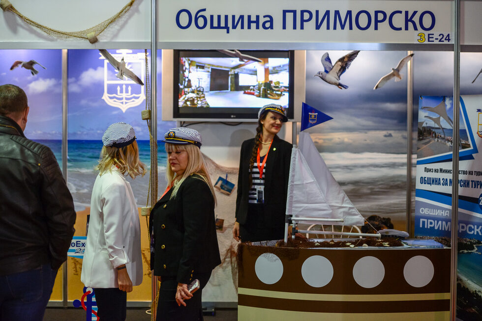 Щандове на изложението имат и общини.