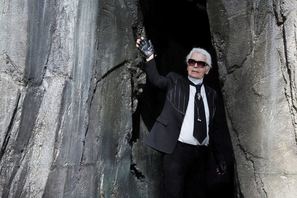 <a href="https://www.dnevnik.bg/sviat/2019/02/19/3392654_pochina_dizainerut_karl_lagerfeld/" target="_blank">Легендарният германски дизайнер Карл Лагерфелд е починал на 85-годишна възраст тази сутрин в Париж.</a><br /><br />Снимката е архивна от Седмица на модата в Париж, 3 октомври 2017 г.<br />