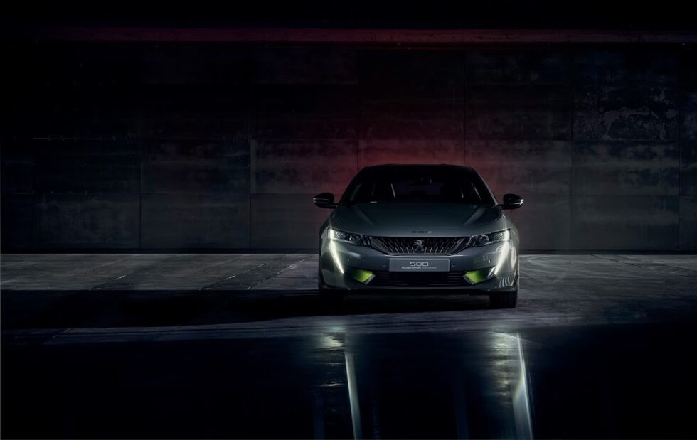 В 508 Peugeot Sport Engineered са събрани три двигателя – бензинов с 200 к.с., електрически със 110 к.с. отпред и с 200 к.с. отзад. От "Пежо" посочват, че хибридът може да съперничи на автомобил с двигател с вътрешно горене с мощност 400 к.с.