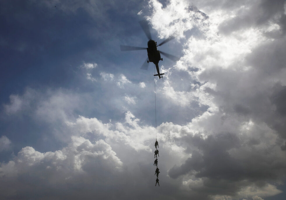 Войници от непалската армия висят от хеликоптера MI-17V-5 на репетиция за Деня на армията.