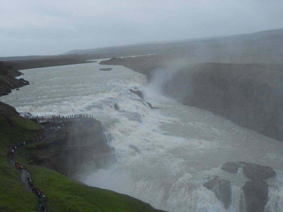 Продължаваме към "Златния водопад" – Гутфос или Гюдълфос (Gullfoss) – наречен така заради слънчевата светлина, която се отразява във водите му, когато времето е хубаво, падащи в дълбок 32-метров процеп. Най-популярният и прекрасен водопад в Исландия и най-мощният в Европа е на няколко каскадни нива на река Хвита.