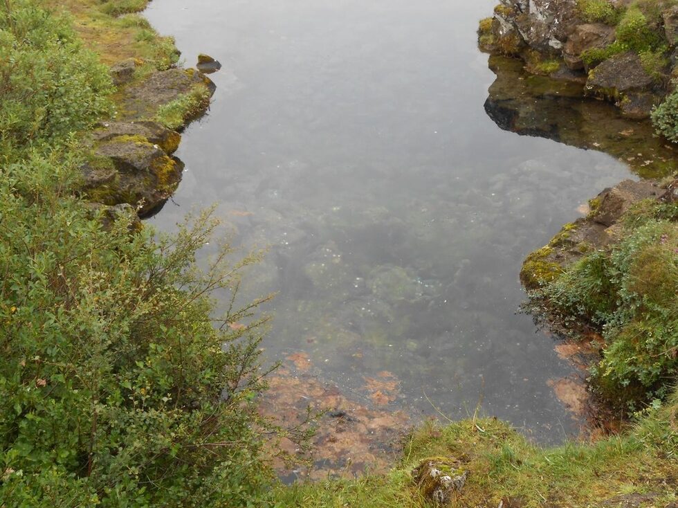 През парка бавно протича река Йоксара, която образува водопада Öxarárfoss.