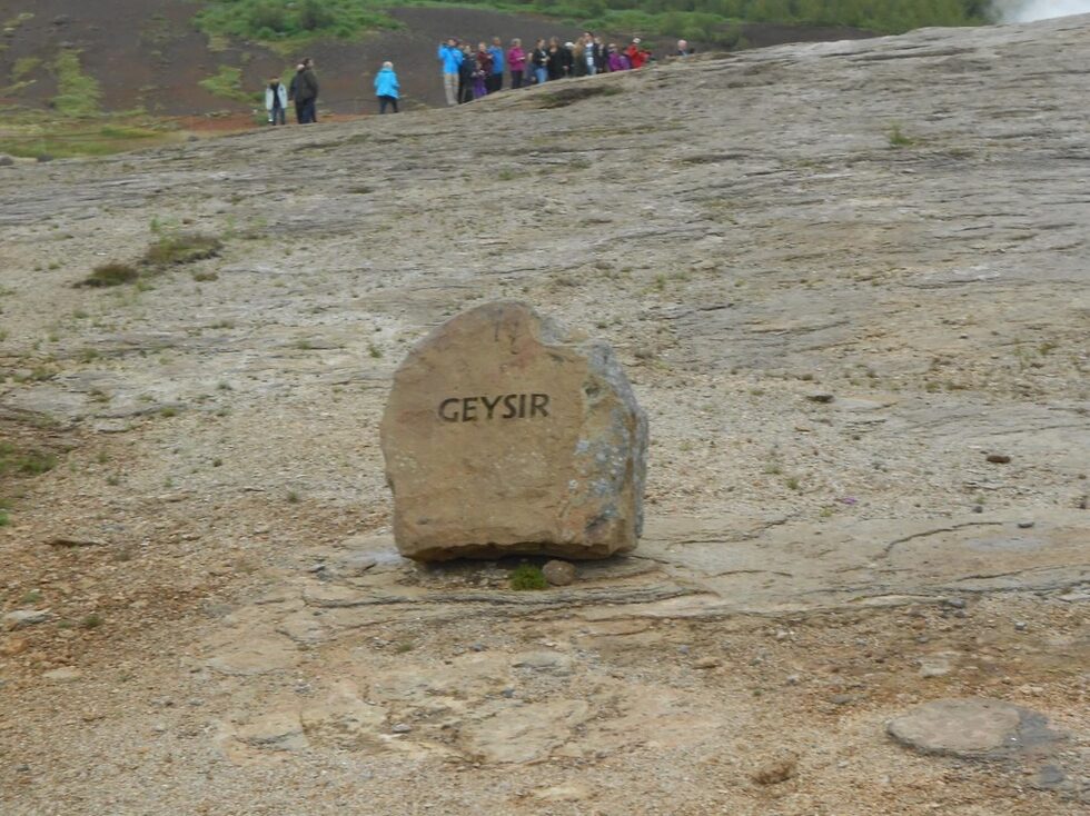 Следва Гейсир – Geysir (на исландски избликвам) дал името и станал международна дума за понятието горещ извор, изхвърлящ рязко водите си нагоре. Изригванията му могат да достигнат 70 метра, но с различна честота и сила. Само да отбележа, че е имало периоди от няколко години, когато гейзерът е затихвал. Всъщност това е обширна местност, на която по различно време изригват различни водоскоци.
