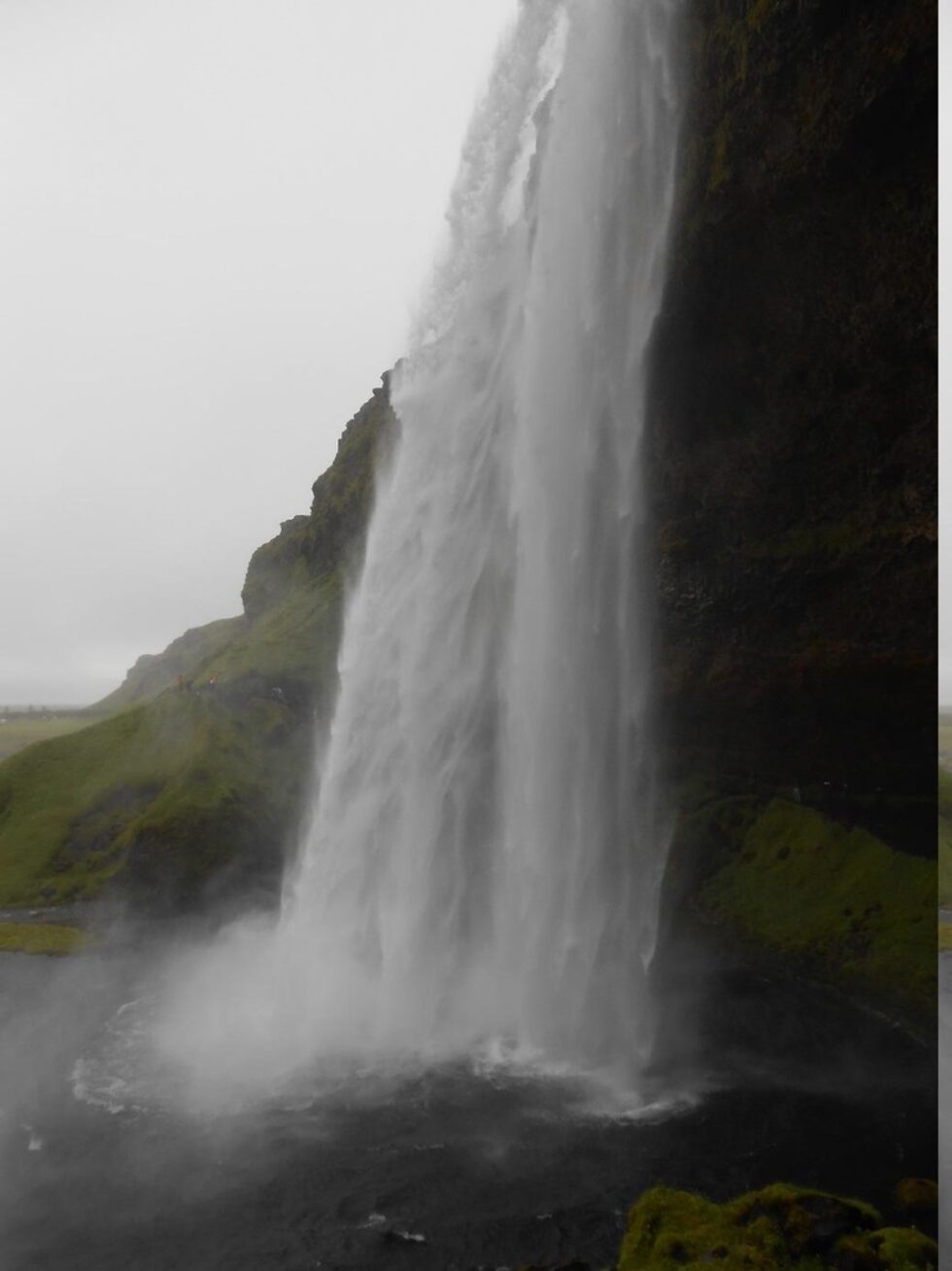 На южния бряг се намира красивият водопад Селялантсфос- Seljalandsfoss. Водопадът е на едноименната река Seljalandsá, на 60 м над скалите на бившата брегова линия. Няма как да излезеш сух, защото се обикаля, има огромна ниша-пещера. Впечатлението и емоцията са неописуеми.