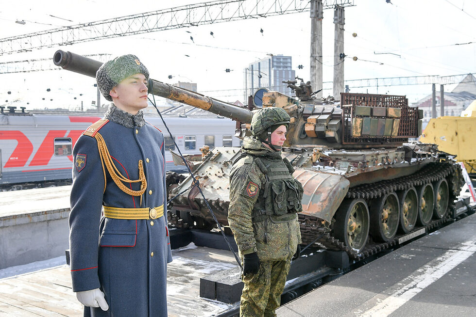 Според военните трофеите са екземпляри, "иззети от терористите" в Палмира, Алепо и Деир аз Зор.