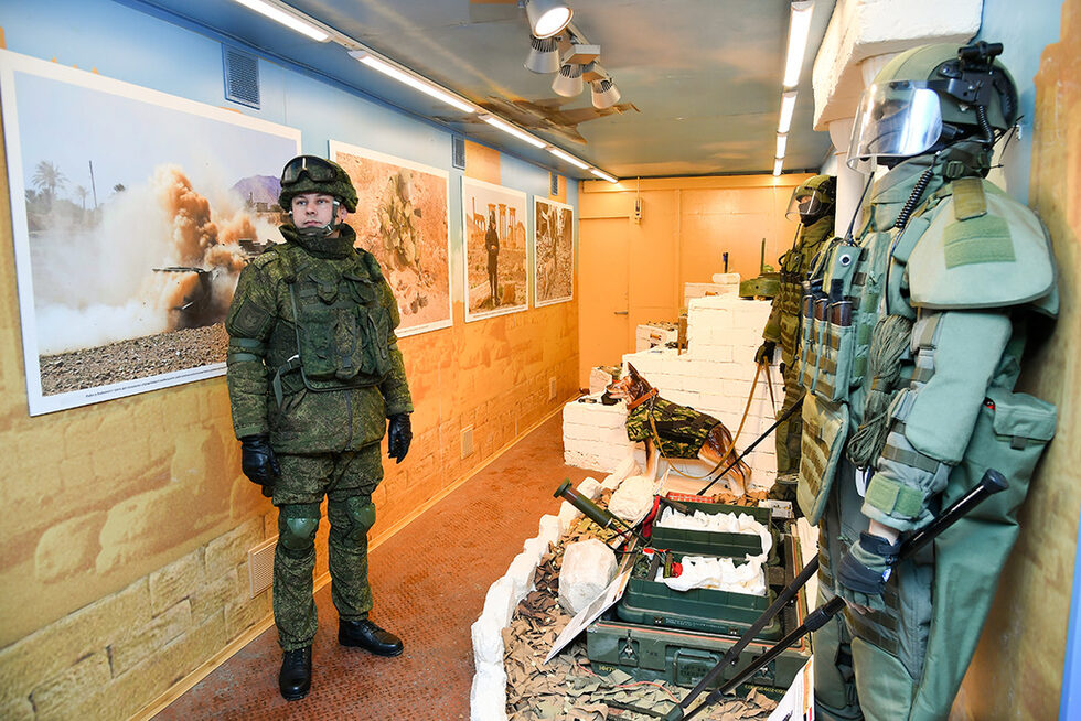 Фотогалерия: Влак-изложба показва из Русия джихад-мобил и други трофеи от Сирия