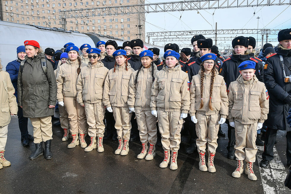Фотогалерия: Влак-изложба показва из Русия джихад-мобил и други трофеи от Сирия