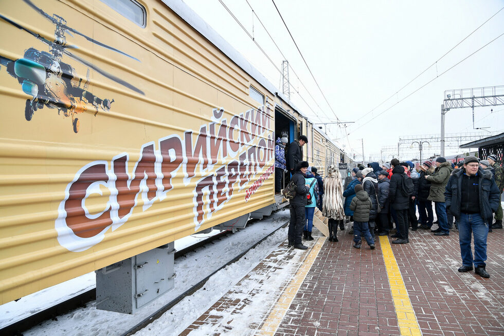 Но начинанието се посреща и с критики, защото се възприема като нескопосано използване на старите методи за военизирано възпитание чрез излагането на пленено оръжие на врага.