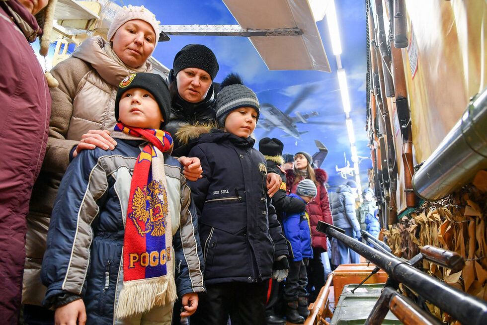 Фотогалерия: Влак-изложба показва из Русия джихад-мобил и други трофеи от Сирия
