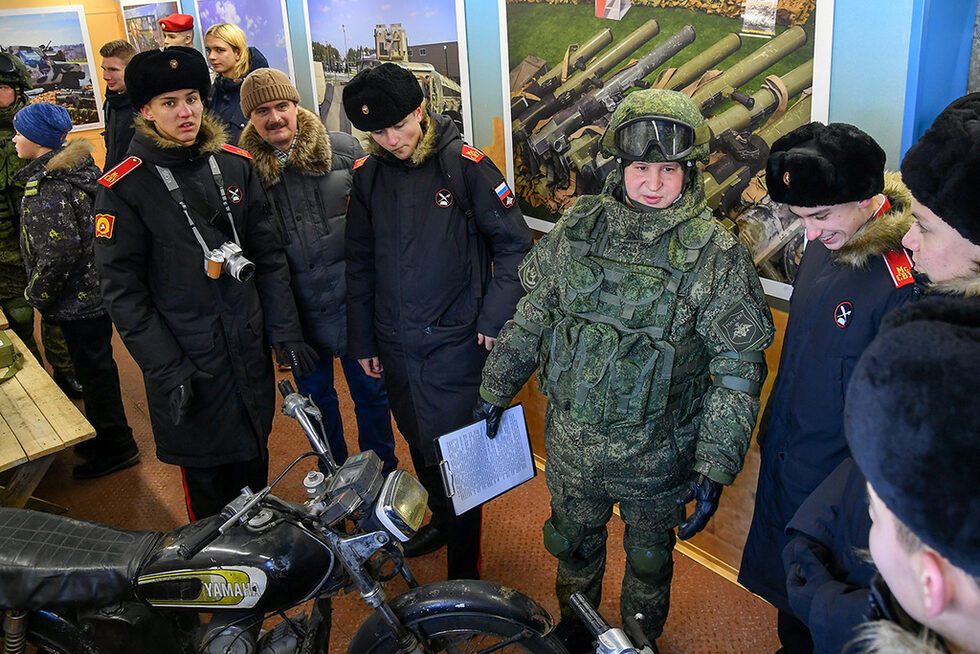 Фотогалерия: Влак-изложба показва из Русия джихад-мобил и други трофеи от Сирия