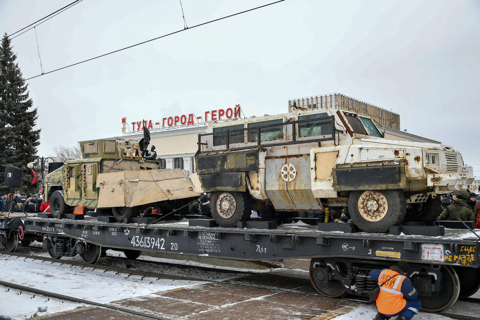 Фотогалерия: Влак-изложба показва из Русия джихад-мобил и други трофеи от Сирия