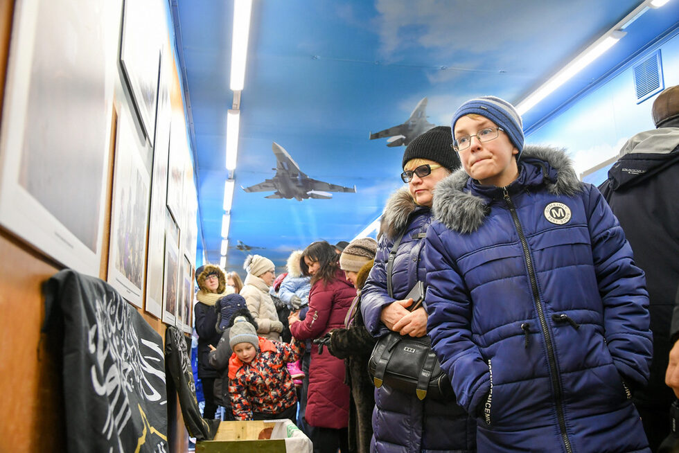 Фотогалерия: Влак-изложба показва из Русия джихад-мобил и други трофеи от Сирия