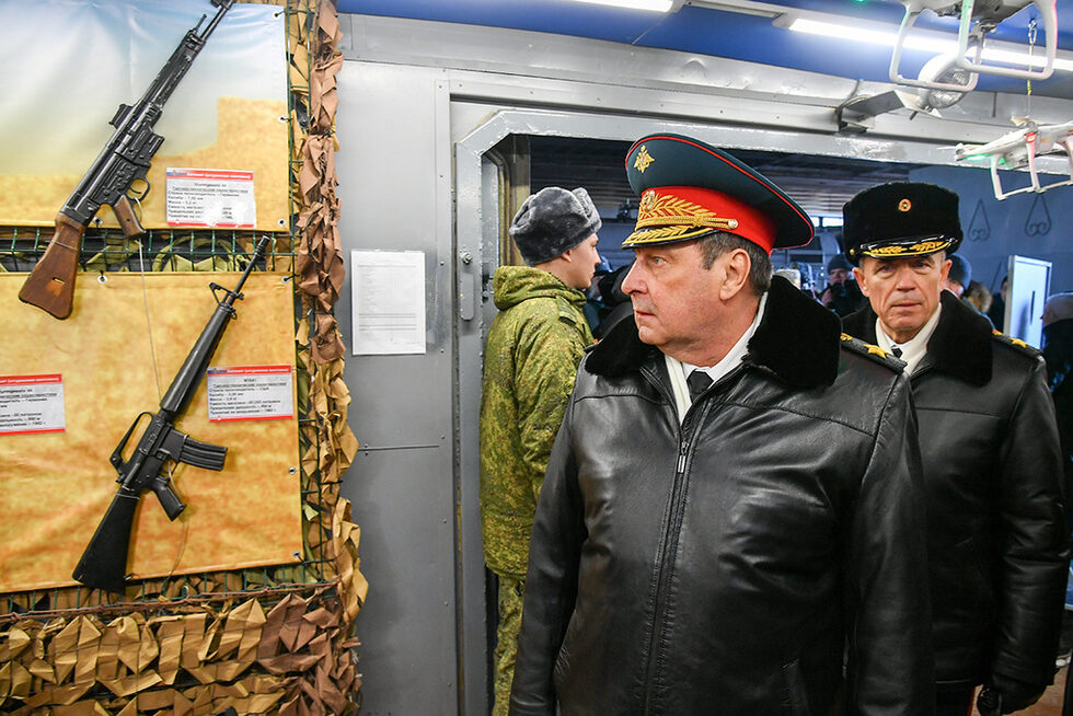 Чуждата и далечна война в Сирия присъства в живота на руснаците само под формата на приповдигнати репортажи по телевизиите и завръщащите се тленни останки на загиналите, допълва изданието.