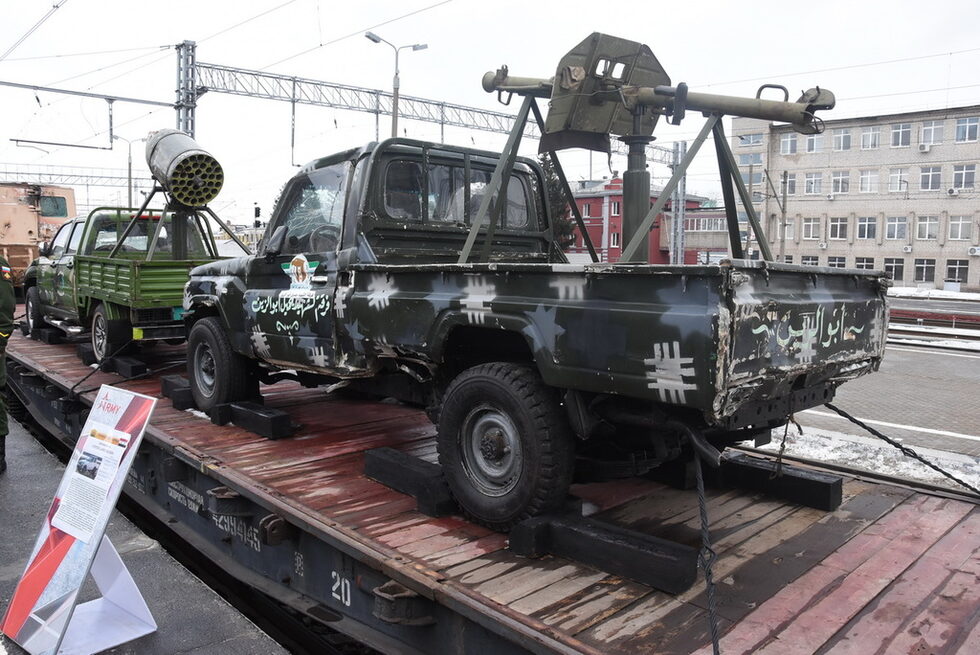Фотогалерия: Влак-изложба показва из Русия джихад-мобил и други трофеи от Сирия