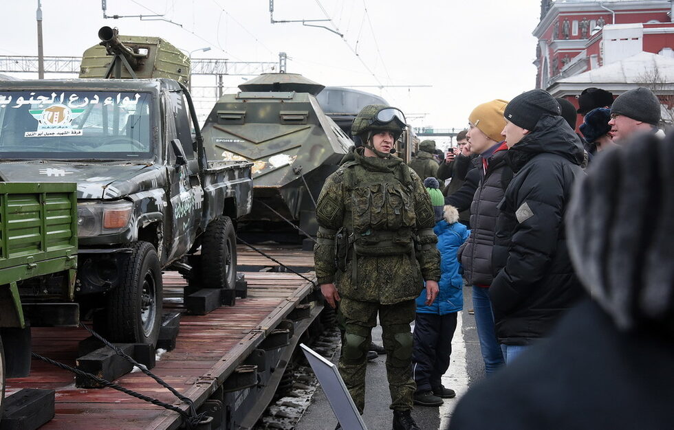 Фотогалерия: Влак-изложба показва из Русия джихад-мобил и други трофеи от Сирия