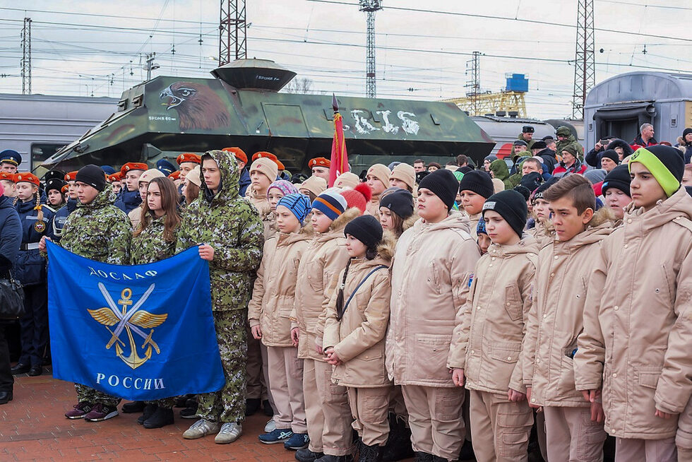 Фотогалерия: Влак-изложба показва из Русия джихад-мобил и други трофеи от Сирия
