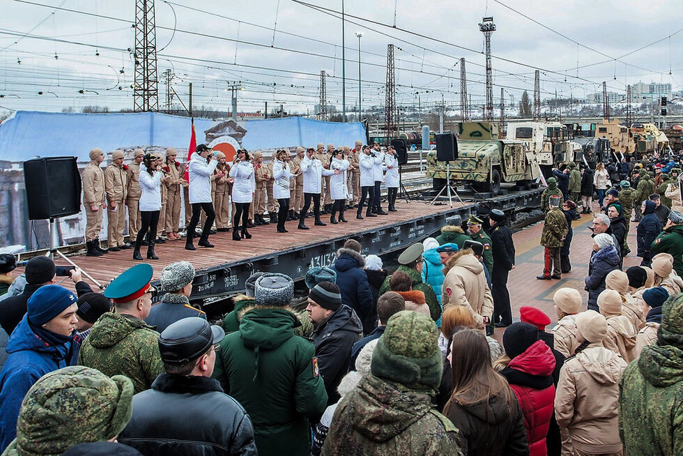 За събралите се свирят военни оркестри и ансамбъл за песни и танци, пътуващ с влака.