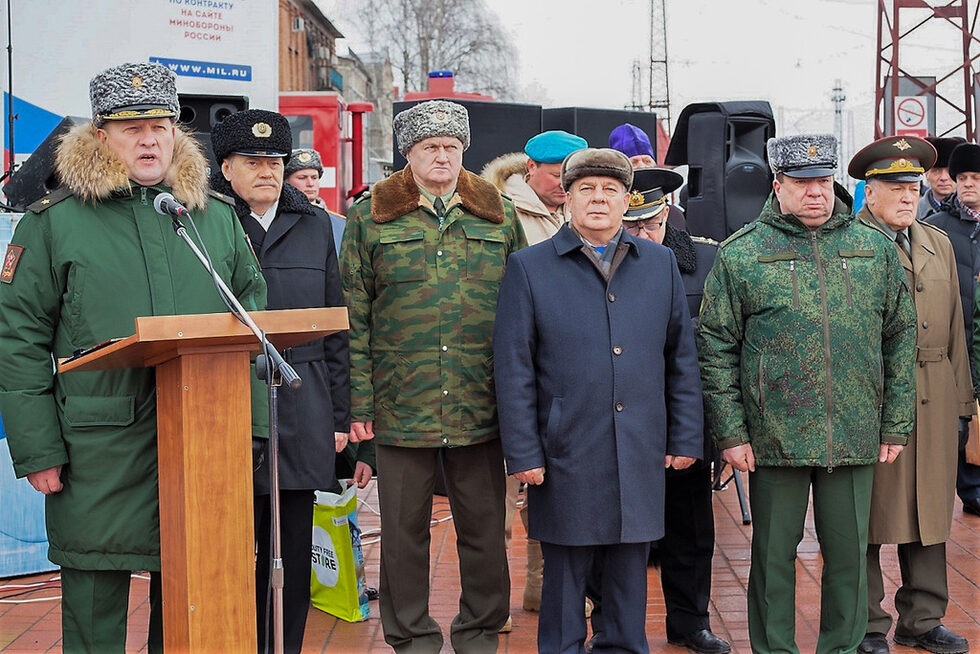 Фотогалерия: Влак-изложба показва из Русия джихад-мобил и други трофеи от Сирия