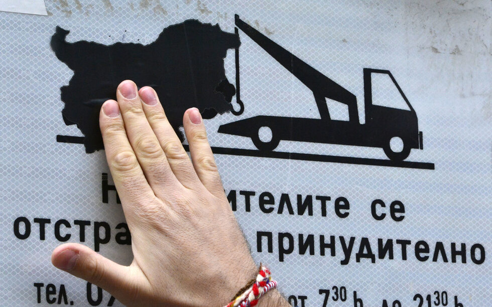 Вече 4 години Да Видчи разкрасява пътните знаци в София.<br /><br />Някои носят политическо или социално послание, а други просто те карат да се усмихнеш, като ги погледнеш в градските задръствания. Идеята му идва от уличните артисти във Флоренция и Париж, където за пръв път вижда табели да се ползват като изразни средства.<br /><br />Артистът предпочита да остане анонимен и се представя само с псевдонима си. Страницата му <a href="https://www.facebook.com/SignsofSofia/" target="_blank">Signs of Sofia</a> във "Фейсбук" обаче добива все по-голяма популярност.<br /><br />Има зад гърба си една изложба със снимки на неговите знаци, а скоро предстои втора с истински знаци.
