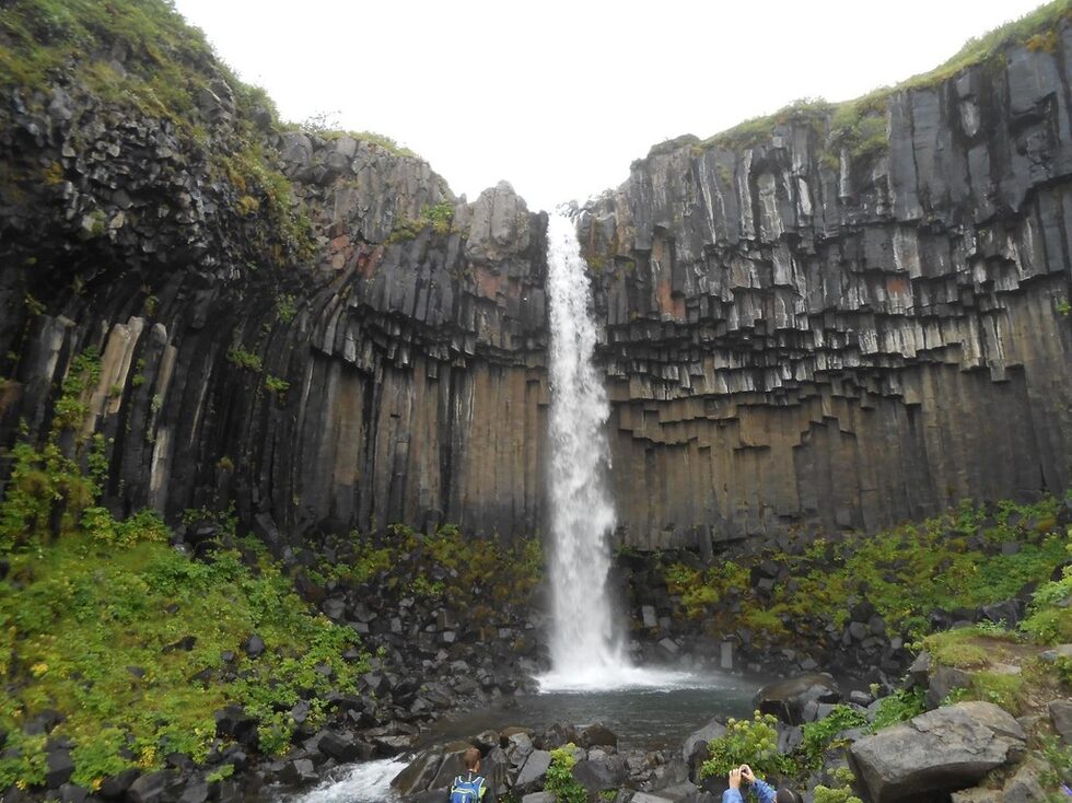 И прекрасният водопад Свартифосс (Svartifoss), станал визитна картичка на парка. Водата тук тече край шестостенни колони от черна лава, дали името му. Колоните са се образували вътре в самата лава от бавното й застиване, кристализация. Аналог на колоните видяхме по-късно в местността "Пътят на гигантите", на север. А под напора и мощта на водата, която обточва камъните, някои имат формата на игли. Тези базалтови игли и колони са вдъхновили исландските архитекти и да създават шедьоври на класически здания, най-известно от които са катедралата Халдгримюр и Националният театър в Рейкявик.