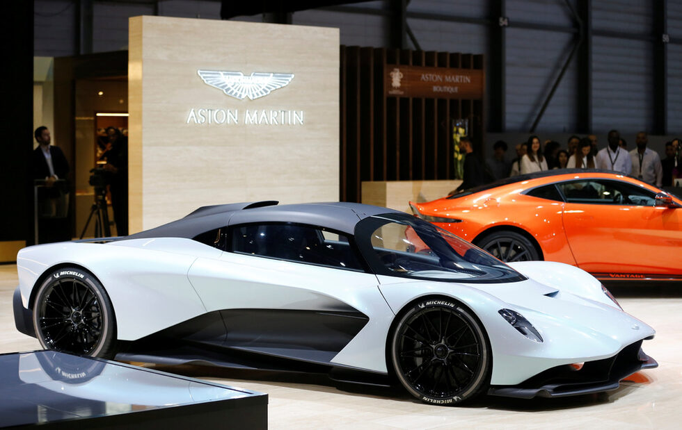 "Астон Мартин АМ-RB 003 Концепт" е спортен автомобил с бензинов двигател, в който са използвани технологии от "Формула" 1. От серийния модел, който ще се появи от прототипа, ще бъдат произведени 500 бройки.