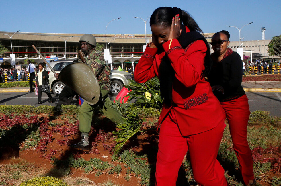 Полицаи разпръскват служители на Kenya Airways на международното летище Джомо след техен протест.