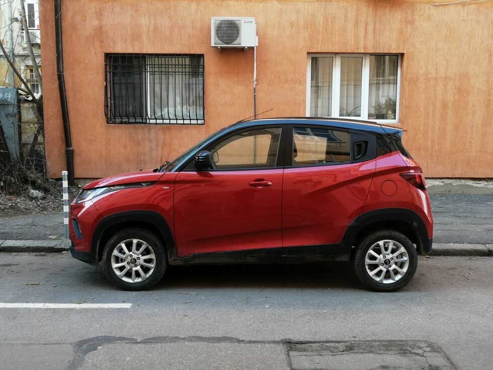 "Махиндра" KUV100 е доста маневрена. Изненада ме наличието на система за подпомагане на потеглянето по наклон, която след пускането на спирачката задържа за няколко секунди колата на място, докато шофьорът прехвърли крака си на газта и отпусне съединителя.