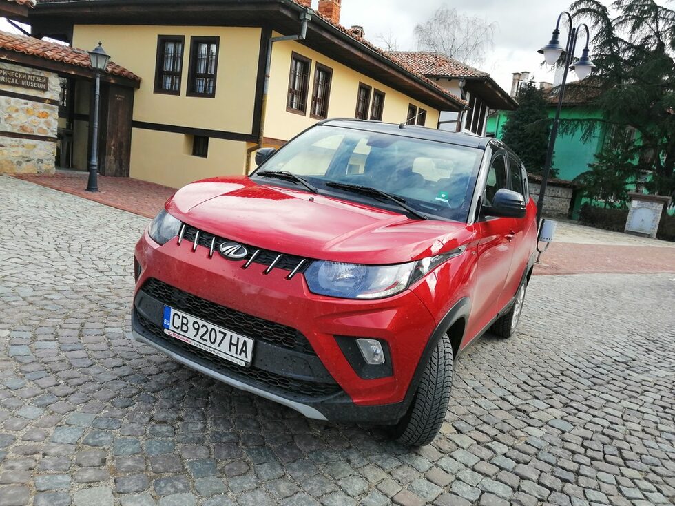 Предвид размерите и офроуд качествата си "Махиндра" KUV100 e идеална за град, като София, да речем, в който има сериозен трафик, тесни улички, дефицит на паркоместа, а често отбелязаните на картата улици са се превърнали в черен кален път (кмете, разходете се до улица "Гайдарче, в "Надежда", снимка 14 е оттам).<br /><br />Високата позиция на седене, която може допълнително да се повдигне с нагласящата се по височина шофьорска седалка, осигурява отличен обзор. За това помага и щедрото остъкляване.