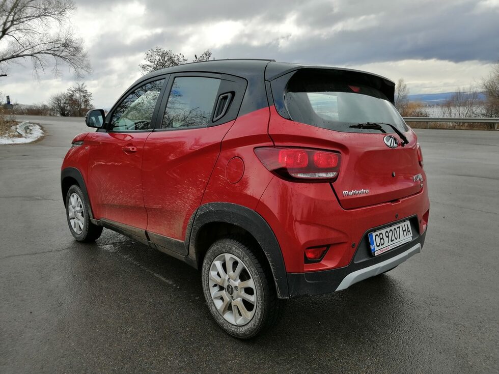 Отвън "Махиндра" KUV100 изглежда различно, свежо, закачливо и привлича любопитни погледи.
