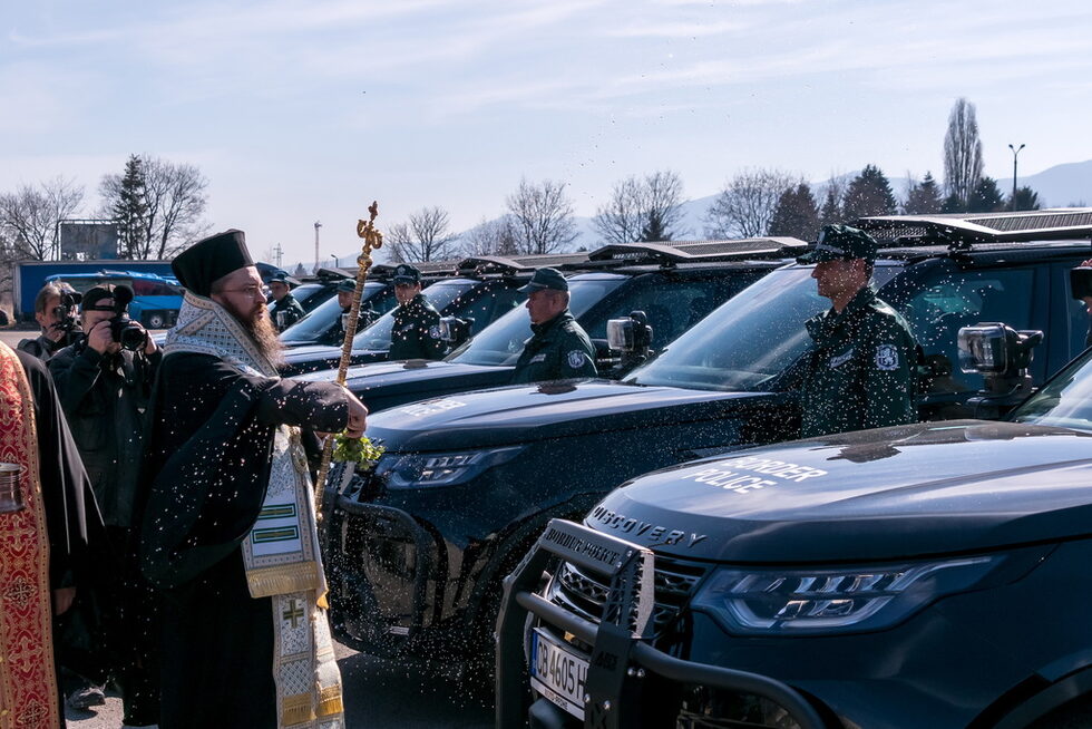 "Гранична полиция получава 70 автомобила с висока проходимост, които ще подобрят контрола на външните граници на ЕС", това каза министърът на вътрешните работи Младен Маринов пред служителите и гостите на тържествената церемония по освещаването на новата техника, съобщи пресцентърът на МВР.