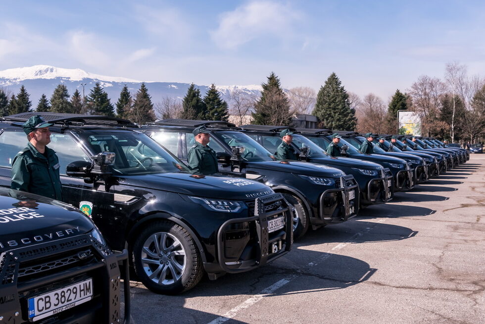 Автомобилите са <a href="https://www.dnevnik.bg/skorost/2017/04/30/2958571_fotorazkaz_diskoto_koeto_e_vinagi_na_moda/?pic=2" target="_blank">"Ленд Роувър Дискавъри"</a>, като цената на всеки е над 105 хил. лева. Сред отличителните черти на модела е високата проходимост, но тя може да се намери и в далеч по-достъпни всъдеходи.