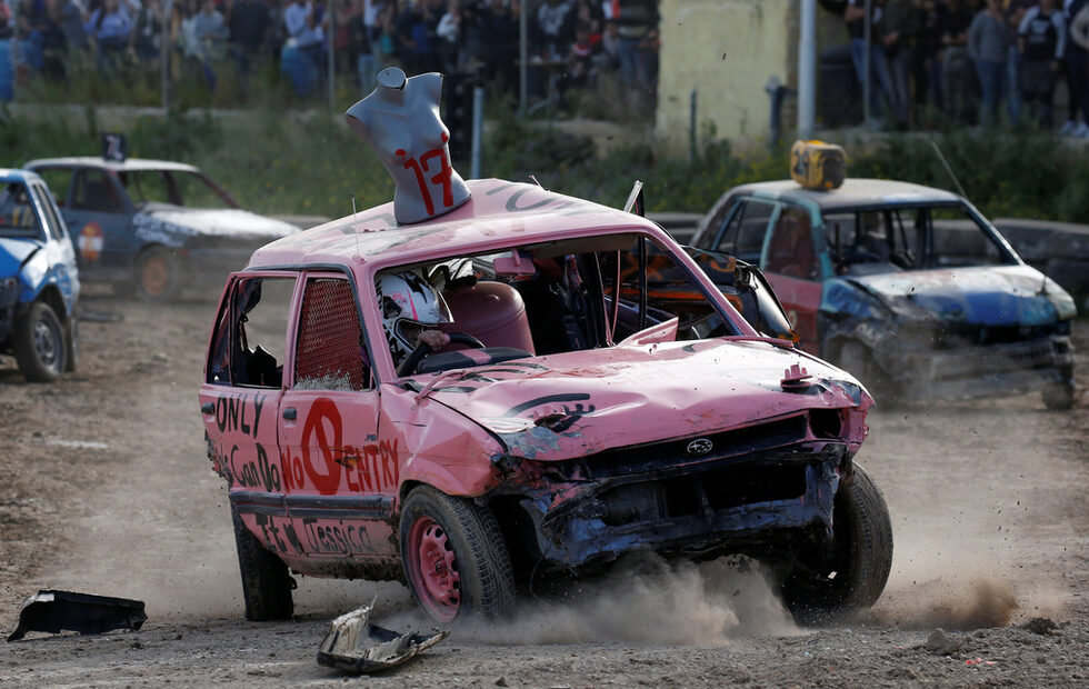 Първото състезание "Разрушително дерби" (Demolition Derby) само за жени в Малта се проведе в Та Кали. В надпреварата, която беше организирана от Спортната асоциация за коли и мотори, целта е автомобилите да се блъскат един в друг, а победата е за този, който последен "оцелее" и остане в движение.