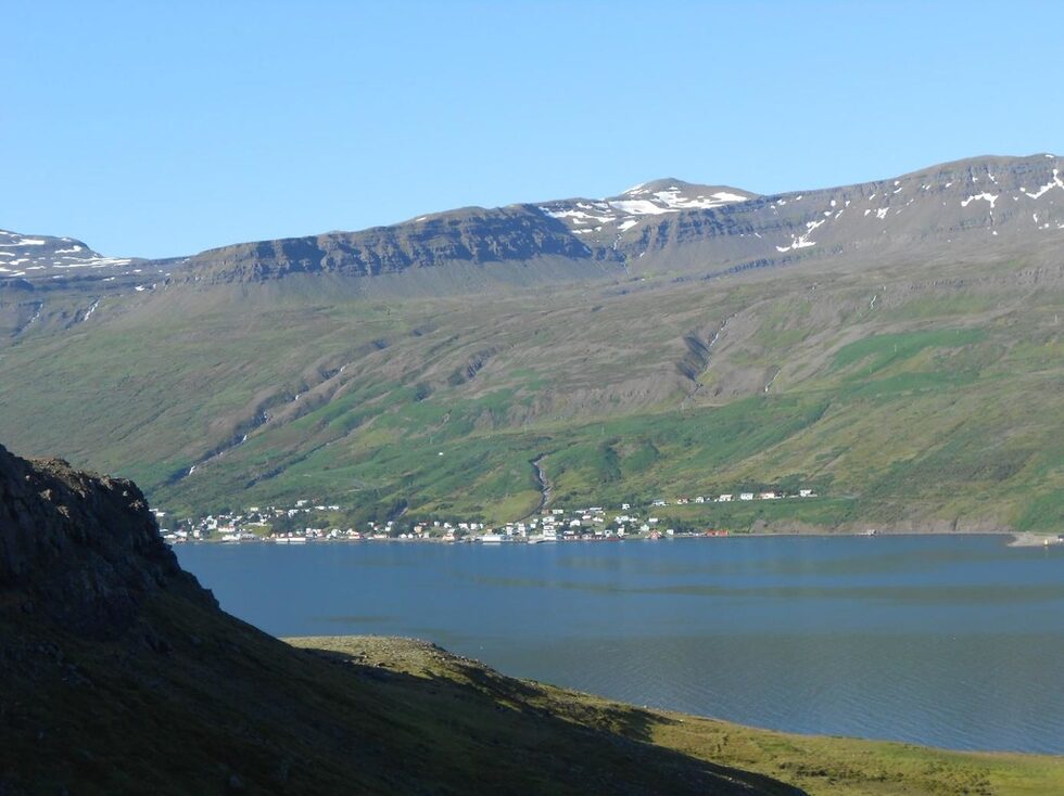 Неусетно, завой след завой стигаме Сейтисфьортур (Seyðisfjörður) – в дъното на този 17 км фиорд се намира едноименно селище. Известно с частна колекция от минерали и камъни на местна любителка леля-геоложка Петра . Нищо особено – вместо 9 евро за вход предпочетохме в местната кръчма да изпием по една исландска бира за същата цена и да опитаме от местната кулинария