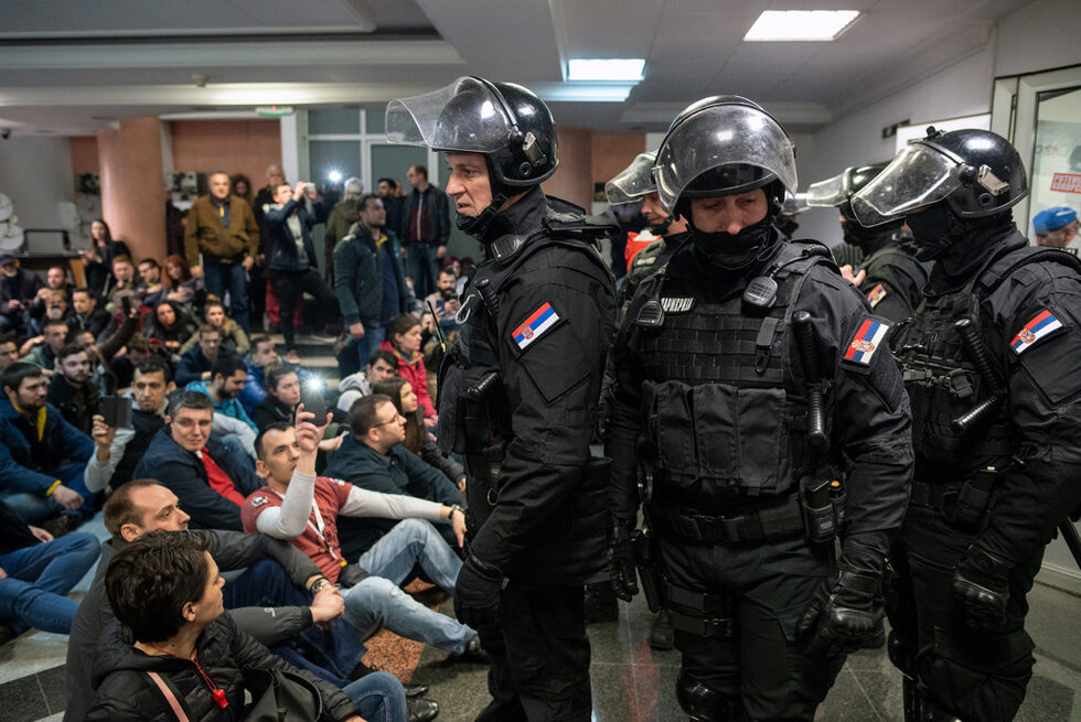 Протестиращи срещу сръбското правителство проникнаха снощи в сградата на държавната Радио-телевизия Сърбия (РТС) в столицата Белград, предаде Асошиейтед прес. Те искат президентът Александър Вучич да спре контрола си над медиите, отбелязва Ройтерс.<br /><br />Протестните акции в Сърбия започнаха от началото на декември, след като опозиционен деец бе пребит в град Крушевац. Опозицията обвинява режима на президента Александър Вучич, че разпалва насилие и потиска основни човешки права, вкл. свободата на медиите.