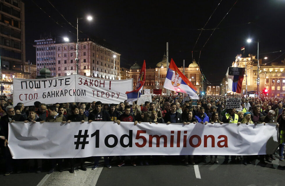 Фотогалерия: Протестиращите в Белград проникнаха в сградата на държавната телевизия