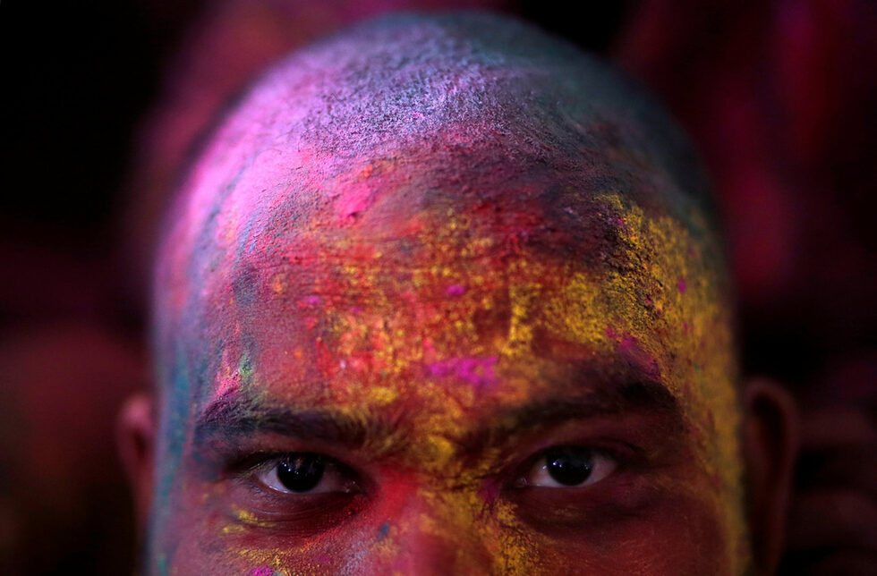 Участник в тържествата Lathmar Holi в храма в град Барсана, в северната част на Утар Прадеш, Индия.