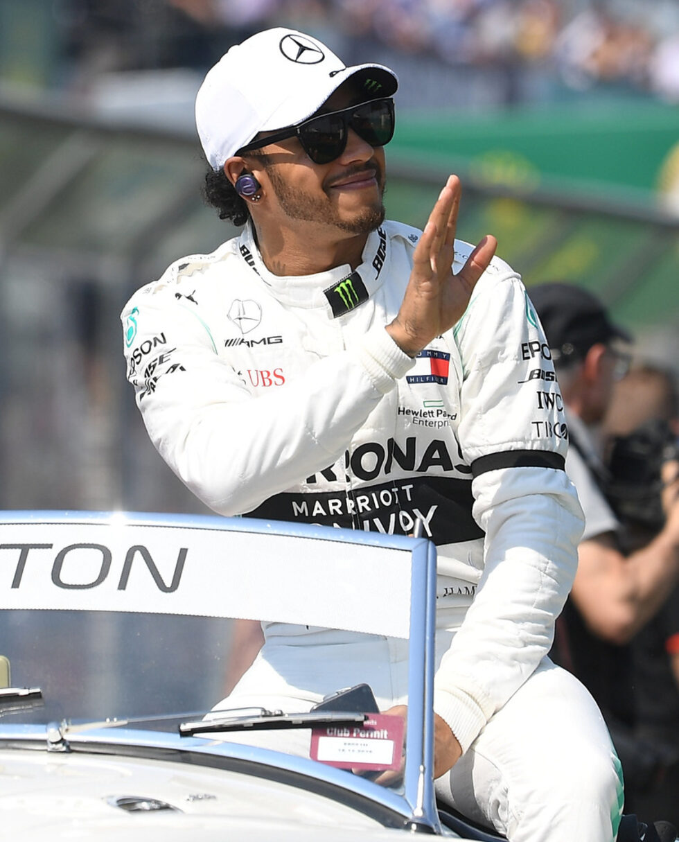 Световният шампион Люис Хамилтън <a href="https://www.dnevnik.bg/sport/2019/03/16/3405403_hamiltun_i_botas_okupiraha_purvata_redica_v_gran_pri/" target="_blank">стартира за 84-и път</a> в своята кариера от полпозишън.
