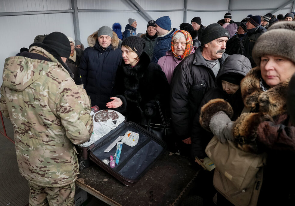 В Зайцеве хората не склонни да кажат как ще гласуват, но според съществуващите анкети Зеленски води в проучванията на изток.