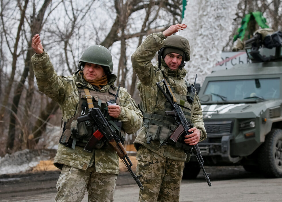 Украйна, Западът и НАТО обвиняват Русия, че изпраща войници и тежки оръжия в подкрепа на сепаратистите. "Ройтерс" също документира участието на руски войници и танкова. Москва обаче настоява, че предоставя само техническа подкрепа, а сражаващите се руснаци са доброволци.