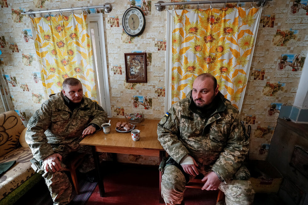 На тези пунктове властите и организации като ООН опитват да подобрят условията - предоставят палатки, тоалетни, съвети за избягване на мини и борба с корупцията, тъй като принуждават граничните служители да носят камери.