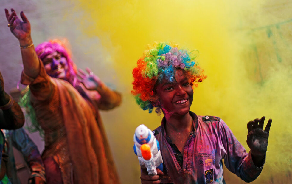 Милиони хора от Индия и други страни от Южна Азия празнуват Holi - празника на цветовете, с който отбелязват идването на пролетта.