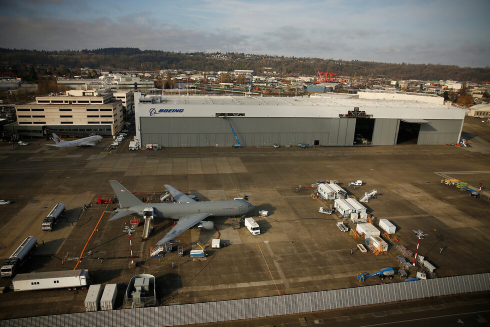 Самолет Boeing KC-46A Pegasus е сниман на международното летище "Кинг каунти" , наричано още "Боинг фийлд". Основни производствени мощности на самолетостроителната компаниятса в околностите на града.