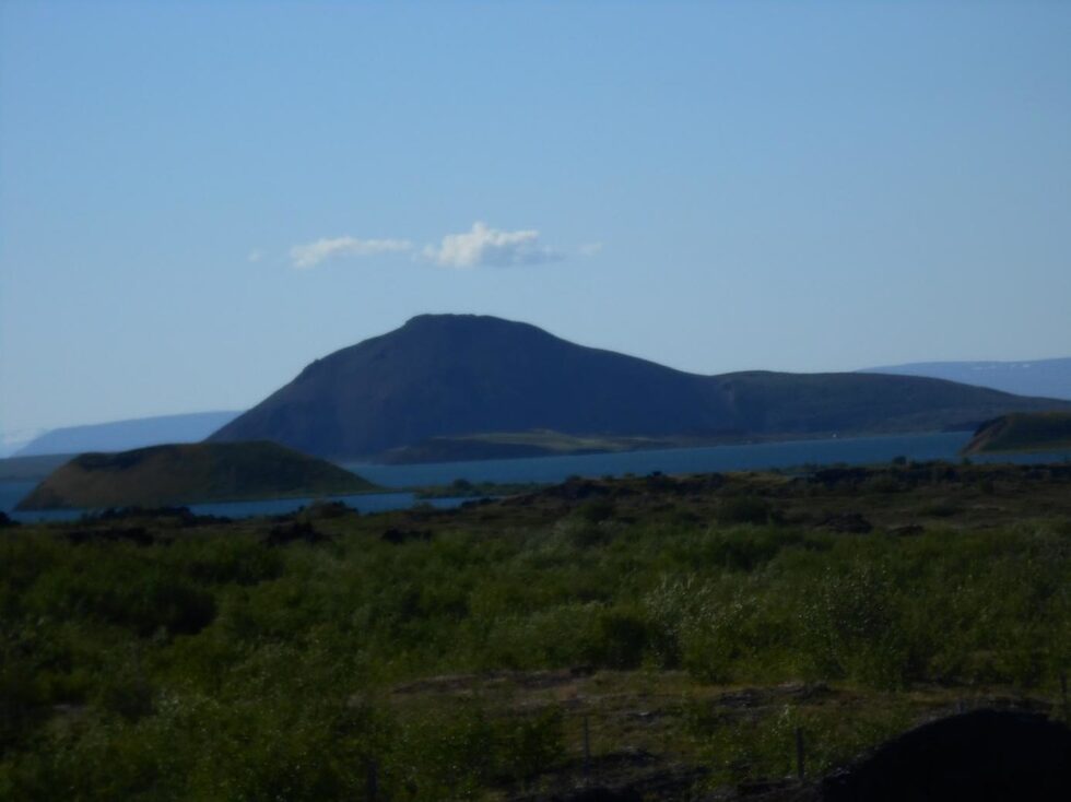 Тръгваме към Mývatn area - езерото Миван е едно от най-интересните в страната – известно с красивите си пейзажи (дело основно на вулканичната дейност) и богатата си фауна: с различни видове птици, които идват за своя размножителен период. Езерото се намира в северната част на Исландия и е четвърто по големина в страната. За мене районът е едно от най-удивителните природни забележителности.